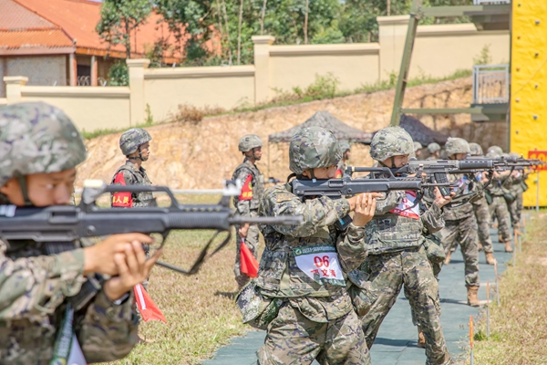 武警官兵在进行自动步枪对隐显目标射击课目竞赛。熊阳光摄