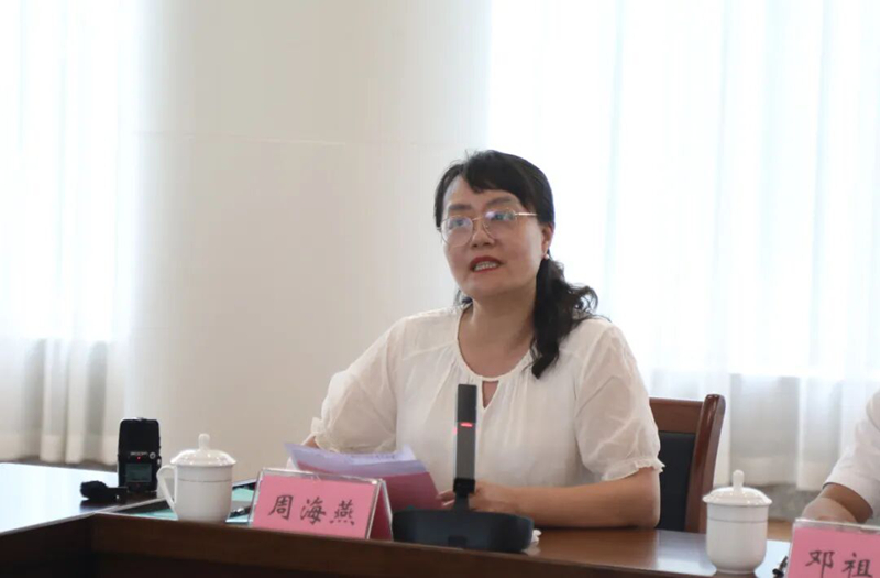 周海燕在会上作交流发言。柳州二职校供图