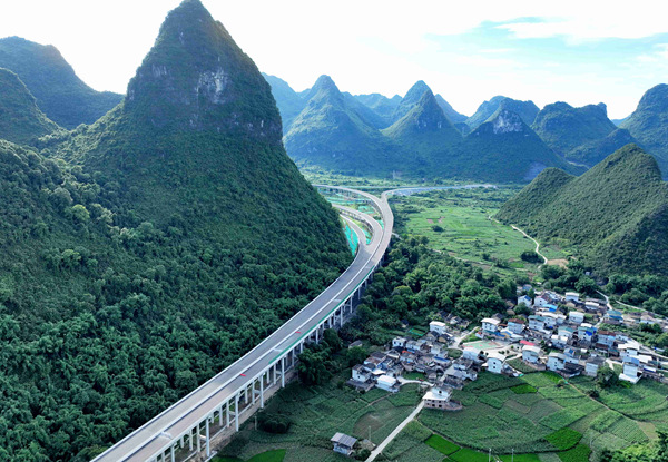 正在建设中的柳州过境线高速公路小长安段。兰永东摄