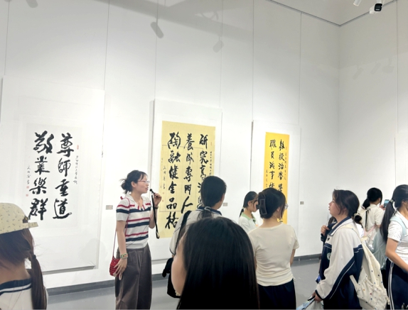 广西师范大学美术学院学生讲解志愿者在进行讲解。陆柱富摄