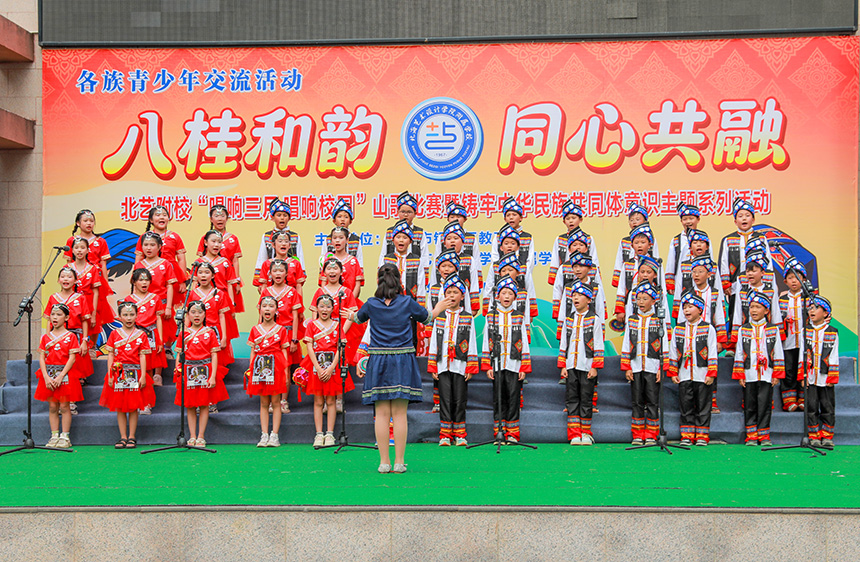 2026年4月，北海艺术设计学院附属学校民族合唱团参与学校“唱响三月 唱响校园”山歌比赛暨铸牢中华民族共同体意识主题系列活动。北海艺术设计学院附属学校供图