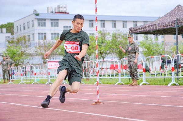 参赛官兵快速绕过障碍。赖治华摄