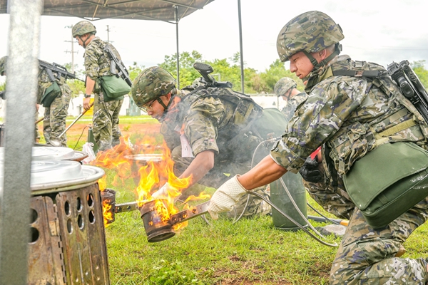 参赛官兵给油炉起火。陈名利摄