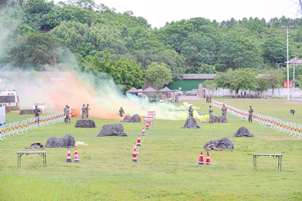 卫生员战救技术比赛现场。赖治华摄