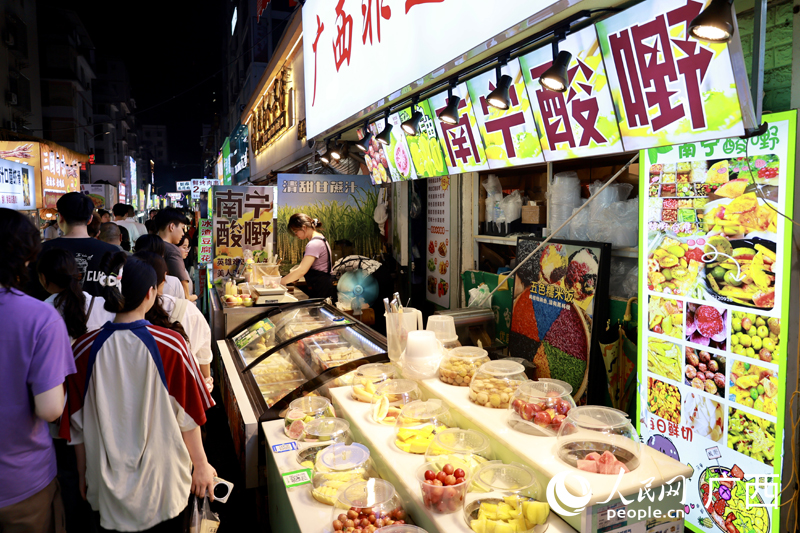 酸嘢点亮广西“夜经济”。人民网 韦欢摄