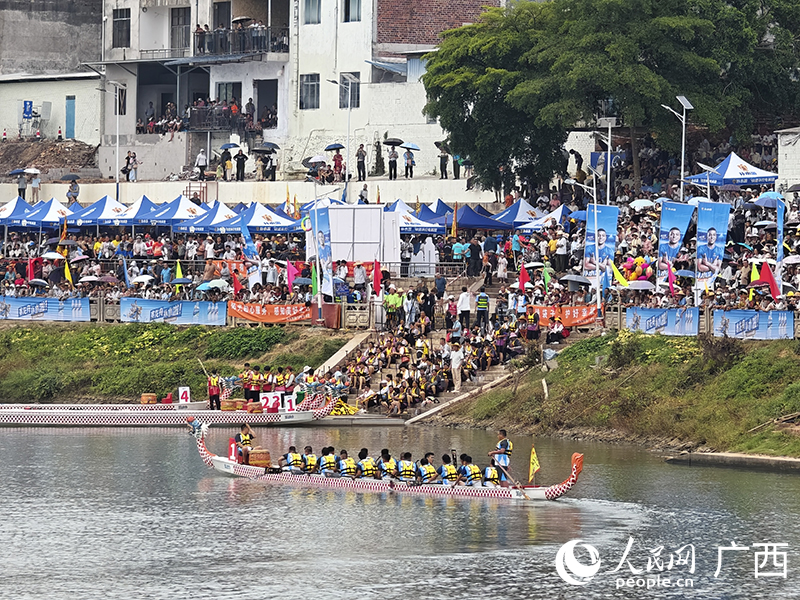 左江两岸人头攒动，各地群众齐聚江堤台阶、沿岸平台，驻足观赛氛围热烈。人民网记者 沈泉池摄