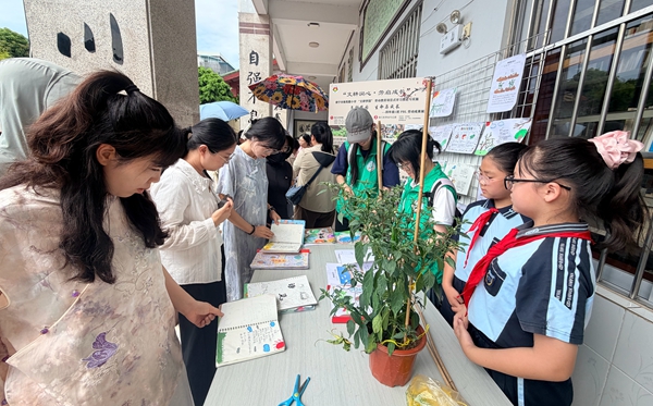与会人员参观“文耕梦园”劳动基地及学生成果展区