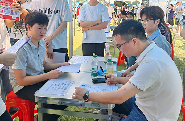 毕业生正在与招聘企业沟通。广西制造工程职业技术学院供图