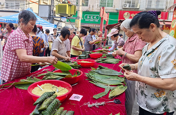 社区居民包粽子