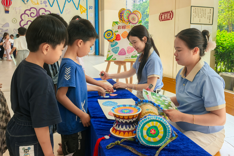 学生在闯美术学科《彩粽缤纷》。陆倩倩摄