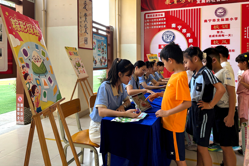 学生在闯数学学科《粽形探秘》。陆倩倩摄