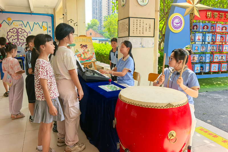 学生在闯音乐学科《端阳寻音》。
