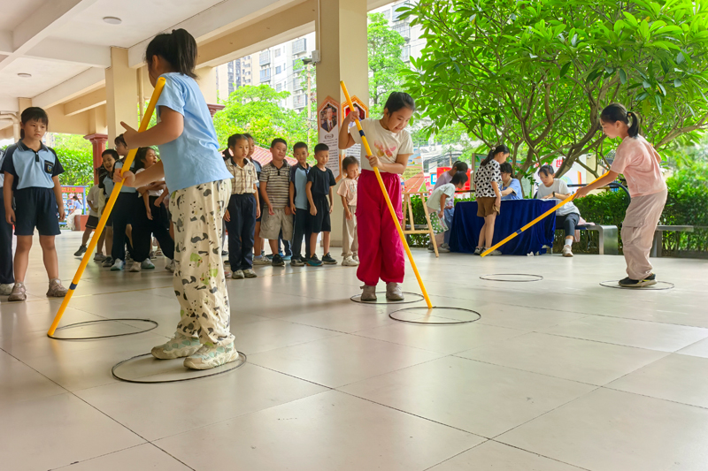 学生在闯体育与健康学科《赛龙舟》。陆倩倩摄