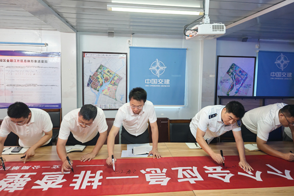 全体参会人员在横幅上签名。卢干锋摄