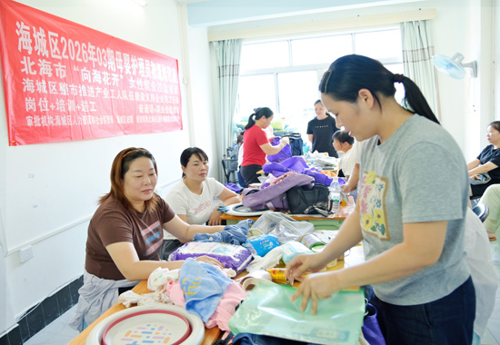 就业服务站母婴护理培训课上，学员在进行实操练习。