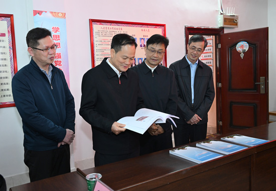 钦州市人大常委会主任覃天卫到钦南区调研人大宣传工作站建设情况。谭乃豪摄