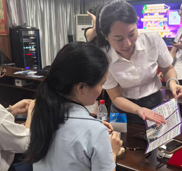 广发银行南宁分行工作人员向单位员工普及电子支付知识。窦杰摄