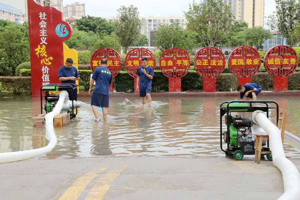 港南應急救援大隊在貴港市中等職業技術學校進行抽水排澇。