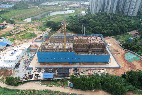 建设中的220千伏盘岭（凤岭南）送变电工程，投运后将满足南宁青秀区凤岭南片区负荷增长需求，提供坚强的电力保障。许林锋摄