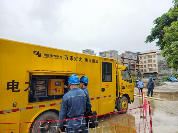6月15日上午，贵港桂平供电局工作人员通过增派发电设备协助桂平市寻旺乡的江南丽城小区开展抽水作业（甘汶杰  摄）.jpg