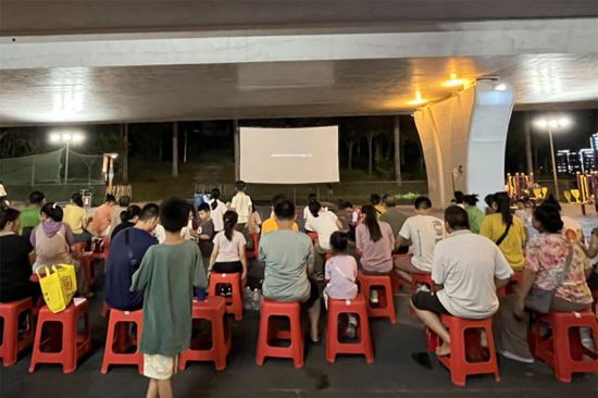 市民在“青柳畔”观看电影