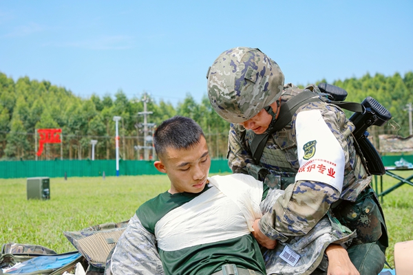 参赛官兵进行战救技术考核。