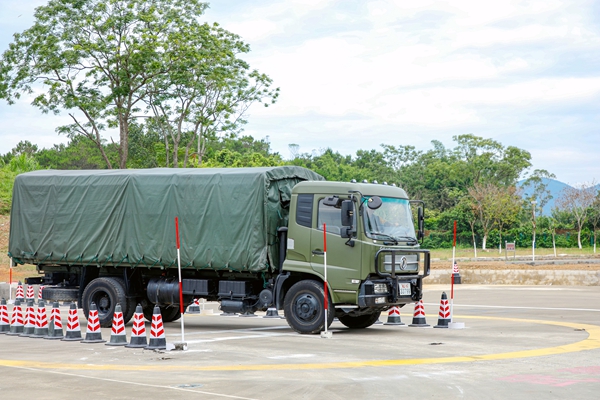 参赛官兵进行倒车移位考核。