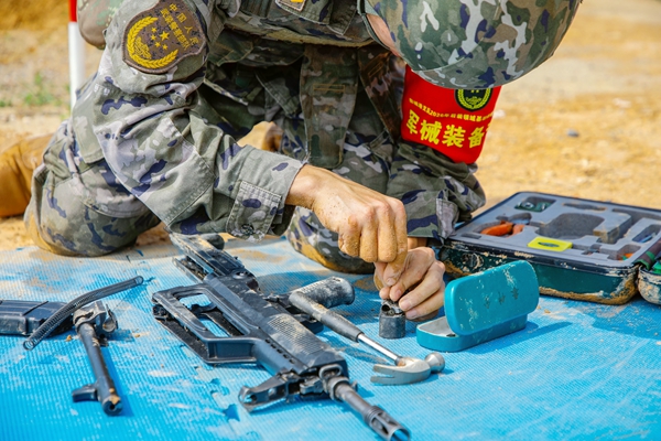 参赛官兵进行轻武器换件维修考核。
