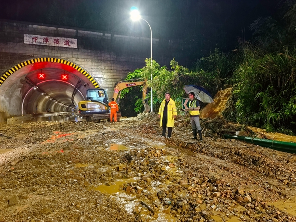 2.S4011肇梧高速广西往广东方向K4+657处清淤拓路、筑坝导水抢险作业现场。