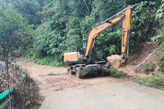 应急设备清理塌方土石
