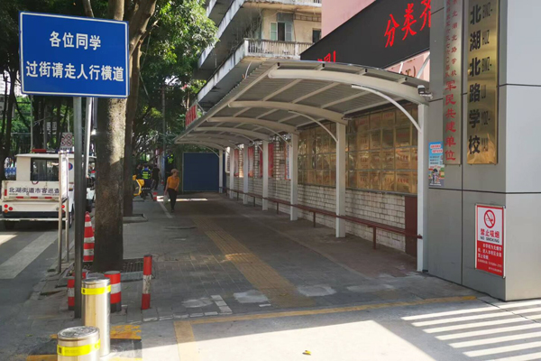 北湖北路学校家长等候区。
