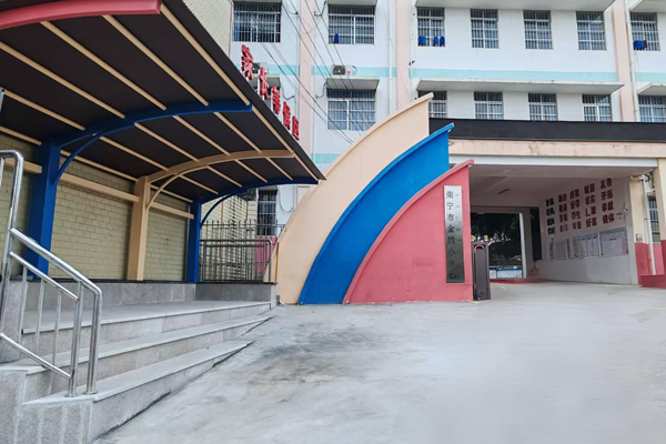 金腾小学家长等候区。