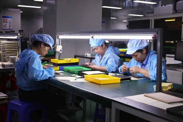 容县兆辉电子有限公司生产车间。