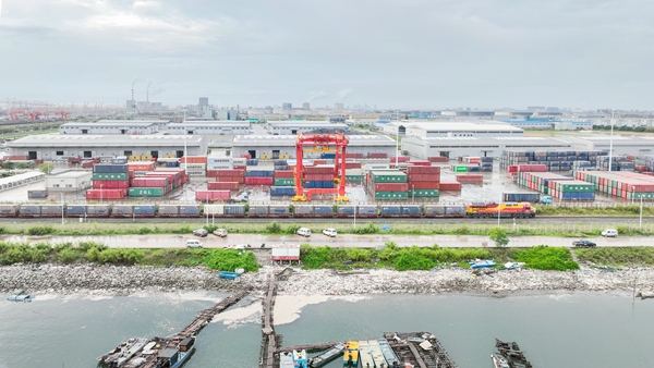 一趟满载集装箱的西部陆海新通道铁海联运班列从钦州铁路集装箱中心站驶出。何家海摄