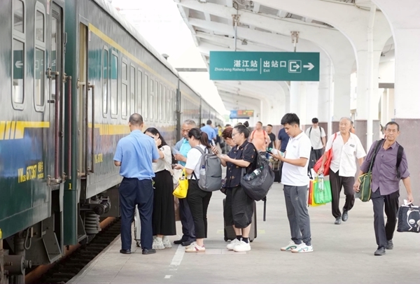 旅客在湛江站在有序排队上车。李土娣摄