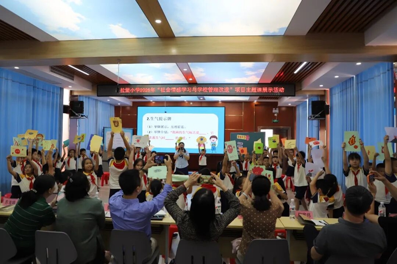 调研组到柳州市拉堡小学实地调研。图片由学校提供