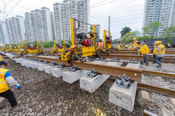 新更換的道岔軌排到達預定位置。黃舞杰攝