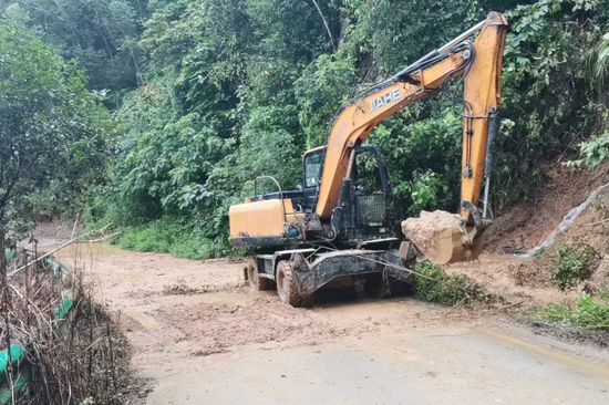 投入抢险设备清理路面淤泥