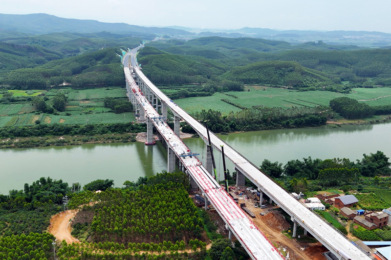 航拍羅鹿高速第4標段洛清江大橋。