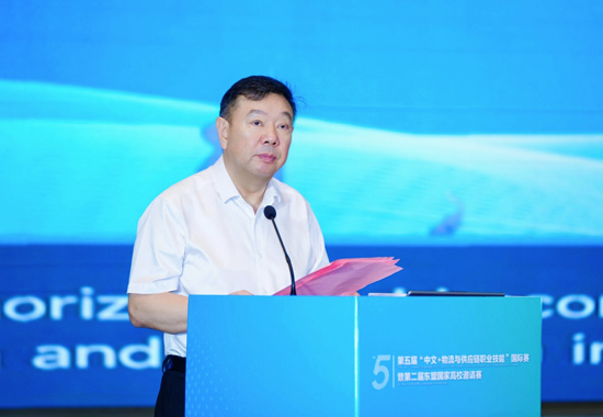 中国物流学会会长、物流行指委主任任豪祥致辞。南宁师范大学供图
