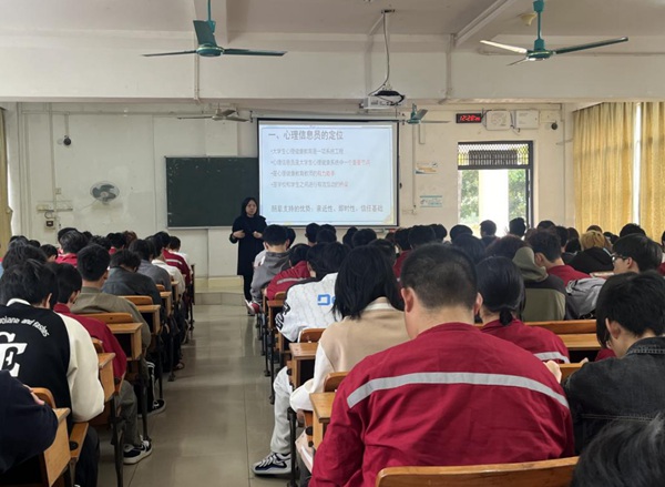 开展学生班级心理信息员培训