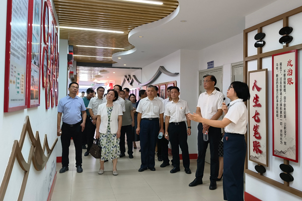 全区全面深化清廉学校建设工作现场推进会代表参观学院廉洁文化长廊。学院供图