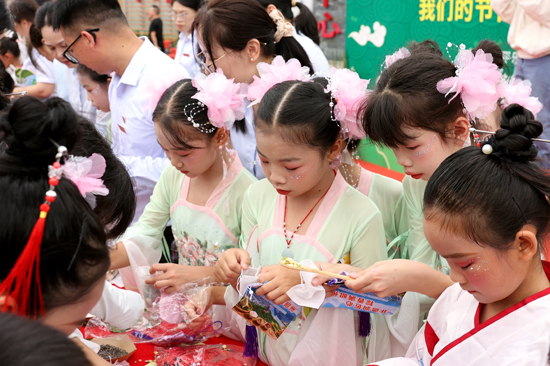 小学生制作端午节香囊