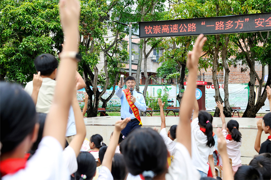 安全知识互动提问。李青桂摄