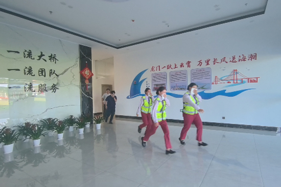 消防逃生演练现场。叶春兰摄