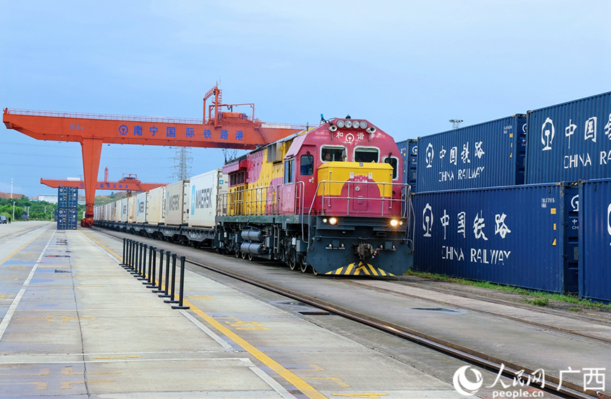 一批泰国金枕榴莲与越南鲜椰子搭乘东盟跨境水果冷链班列抵达南宁。人民网记者 冯肖慧摄