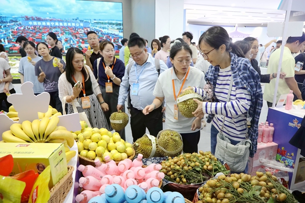 2026年6月18日，“共享大市场·出口中国”——“东盟水果 汇聚广西”活动在南宁国际铁路港举办。活动过程中，超50家东盟水果供应商进行产品展示。图为展示现场。林高 摄.jpg