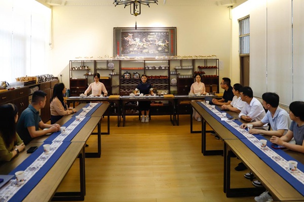 学生进行红茶盖碗茶舞展示。庞玉凤摄