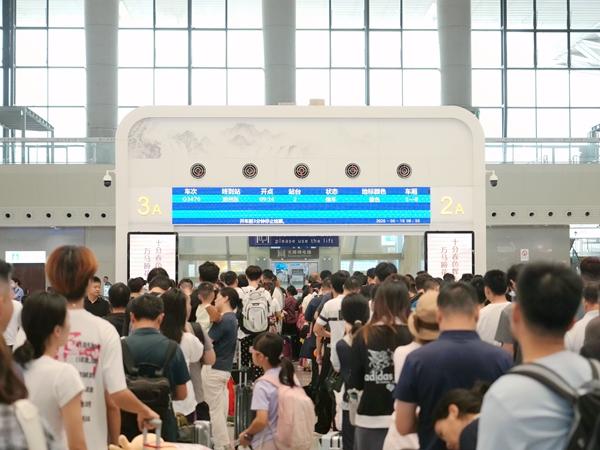 南宁东站旅客有序排队检票。冯泓珲摄