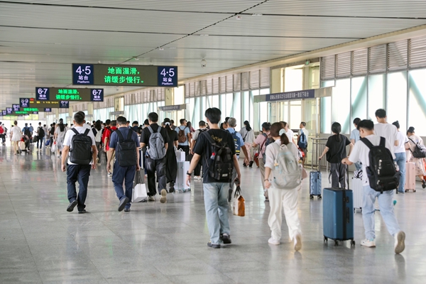 桂林北站天桥客流如织。郑长贤摄